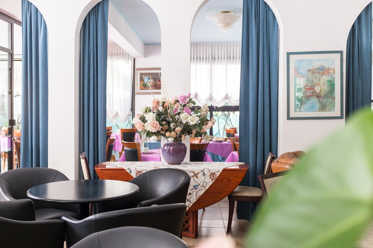 Hotel Barbiani Rimini Bagian luar foto