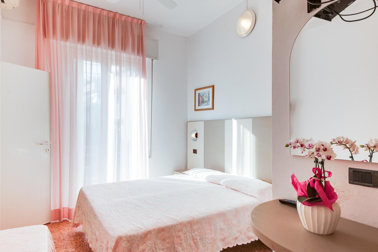 Hotel Barbiani Rimini Bagian luar foto
