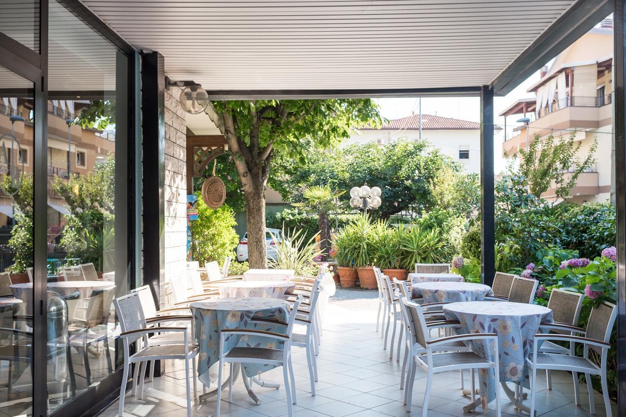 Hotel Barbiani Rimini Bagian luar foto